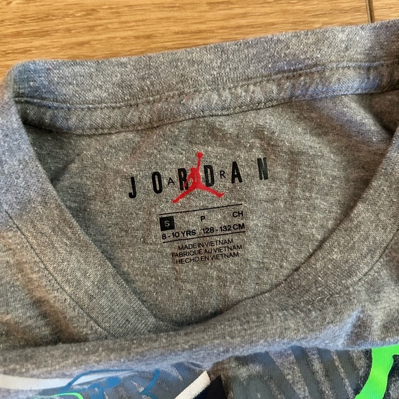 Boys Nike Air Jordan Gray and Green Short Sleeve Logo Tee Size S - Picture 3 of 3